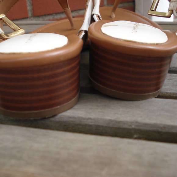 TOMMY HILFIGER WHITE SANDALS GOLD BUCKLE SIZE 10M - Picture 3 of 5